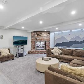 Cozy Basement Apartment with Skylights – hotel w mieście Vancouver
