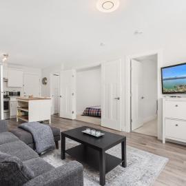 Modern 2BR Suite Near Lonsdale and Mountains
