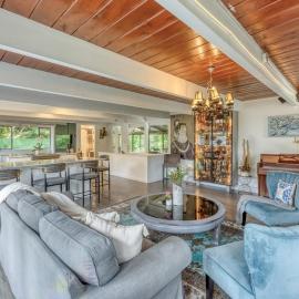 Modern Mid-Century Home with Solarium, Deck, and Jacuzzi, hotel a North Vancouver