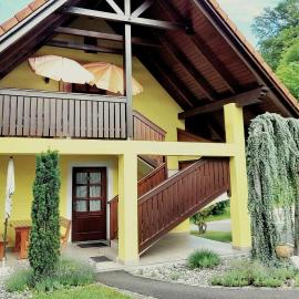 "Das Steirerhaus am Seggauberg" - Ferienhaus mit zwei separaten Apartments – hotel w mieście Leibnitz