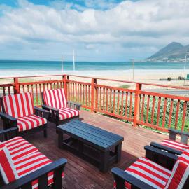 Cheerful seaside 4-bedroom townhouse with parking