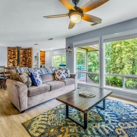 Large Upgraded, Family Friendly Condo with Garage, hotel in Chelan