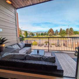 Downtown Retreat Walkable, LAKE & Mountain VIEWS
