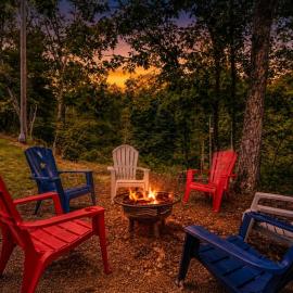 All Decked Up - wifi, view, river access, fire pit, 3 bedrooms, games, family friendly, hotel in Great Cacapon