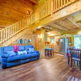 Cabin w/ Hot Tub + Fishing Pond in Del Rio!, Hotel in Del Rio