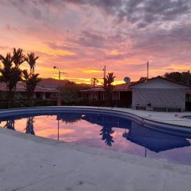 Villa 17 Condominio Don Paco Tropical Stay in Jaco, hotel u gradu 'Jacó'
