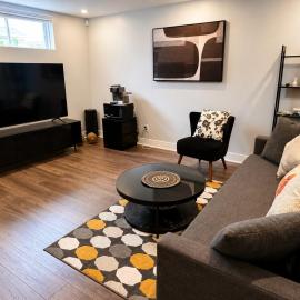 2BR Suite Sleeps5 Near Montreal, hotel en Longueuil