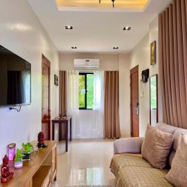 1BR Penthouse Own Kitchen, Jacuzzi, WiFi, Near Subic Bay