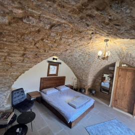 Al Abou Guesthouse, hotel v mestu Batroûn