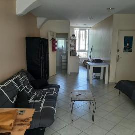 Entire place downtown apartment Le Teil, hotel a Le Teil