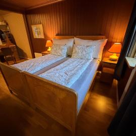 Rom i koselig, gammelt hus sentralt i Tromsø