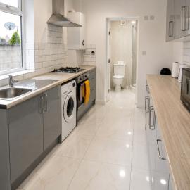 Catherine 5 bedroom house, hotel in Crewe