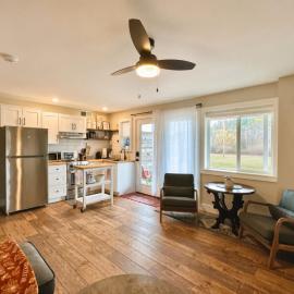 Charming 1 bedbath Suite in waterfront Cottage, hotel sa Somers