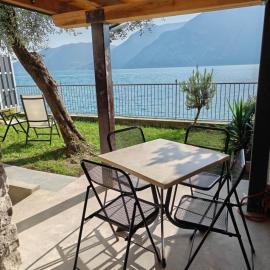 Peaceful Lakefront Garden, hotel Maronéban