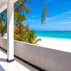 Oceanfront 2BR Ensuite Apartment with Balcony, hotel in Uroa