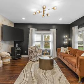 Space Cowboy Cottage and Firepit Huge yard close2downtown, hotel in Nashville
