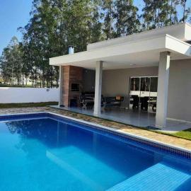 Linda casa, moderna e espaçosa - Ninho Verde 1, Hotel in Porangaba