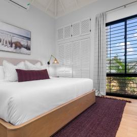 5BR Luxe Retreat in Runaway Bay Private Pool Beach Access