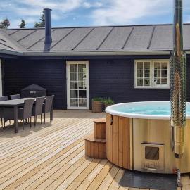 5 Bedroom Beautiful Home In Blokhus, hotel en Blokhus