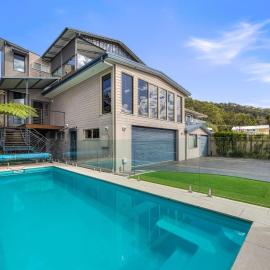 Waterfront Games House - Pool and Bay Views