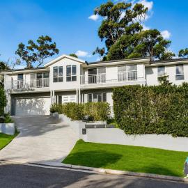 5BR Family Retreat with Parking & Yard, Hotel in Collaroy