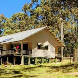 Hurstwood Cottage where beach and bush combine, хотел в Coila