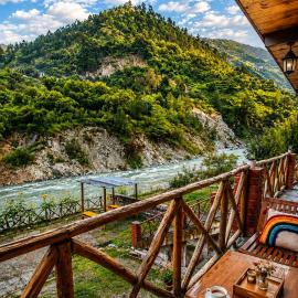 The Riverside Boutique Inn - Tirthan Valley, hotell sihtkohas Jibhi