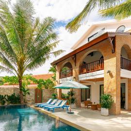 Salt Villa 5BR Beachfront by HUA, hotel in An Bang
