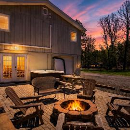 Sleeps 12 Hot Tub 5 Min to Lake Beach, hotel v mestu Long Pond
