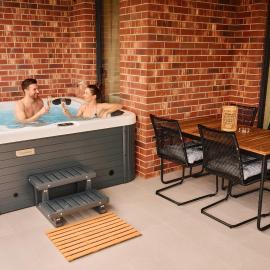 Pulse Green Patio Jacuzzi Suite