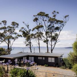 'Lazy Susan's' Waterfront Shack