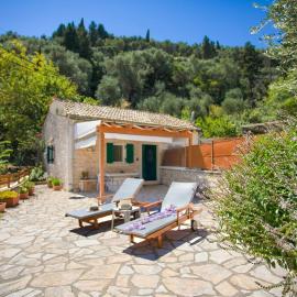 Korinas Cottage: Stone cottage close to the beach