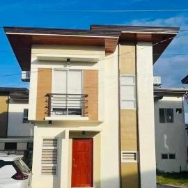 10 steps from the Pool Secluded House with Coffee Bar