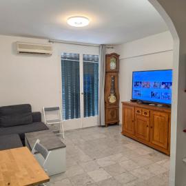 Renovated 3-room apartment with parking, hotell i Vallauris