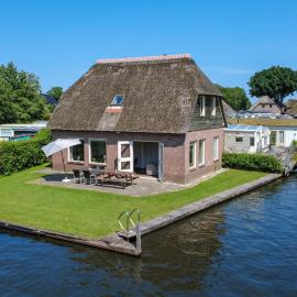 OV790 - Comfortabel 10-persoons vakantiehuis aan het water met eigen aanlegsteiger nabij Giethoorn