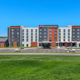 Hilton Garden Inn Kansas City Riverside، فندق في Riverside