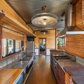 Big Hill Rustic Retreat - BYO Linen, hotel in Moggs Creek