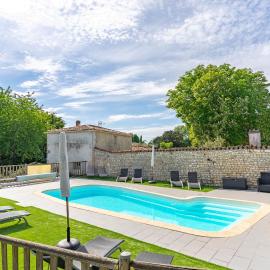 Saint-Romain-de-Benet에 위치한 호텔 Les gîtes du logis