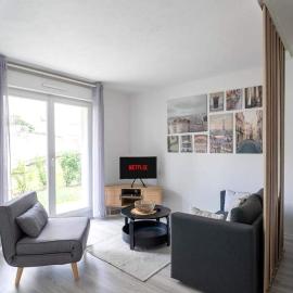 Cosy Studio - Terrace & Parking - Close to Paris, Hotel in Le Bourget