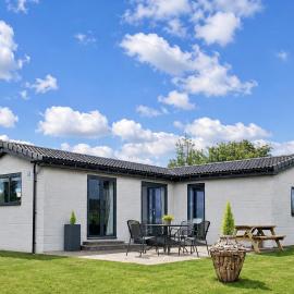HORSESHOE LUXURY ACCESSIBLE LODGE Sleeps 5 at Fairview Farm in Ravenshead Nottingham near Sherwood Forest, Dog Friendly Farm Stay, Couples Retreat, Family Groups, hotel in Blidworth