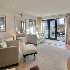Central Spacious Ground Floor Flat with Courtyard, hotel u gradu 'Kingsbridge'