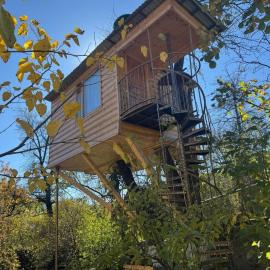 Tree House & Camping Goris, hotel en Goris