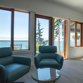 Oceanfront French Beach king bed studio firepit، فندق في Shirley