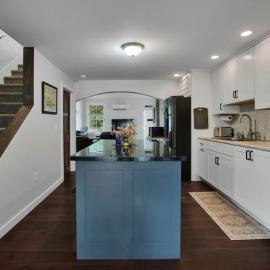 Purple Door Cottage in the heart of Middlebury!, hotel di Middlebury