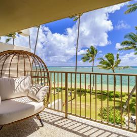 Oceanfront Sunrise Escape - Calm Beach - AC, hotel en Hauula