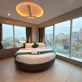Hotel Luxe Rooms, hotel di Surat