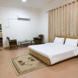Simple Beach Stay 100m to Dahariz Beach Salalah, hotel v mestu Salalah