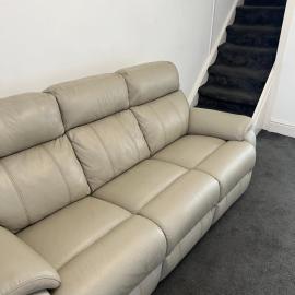 Charming 3 Bedroom Property FREE WiFi & Parking