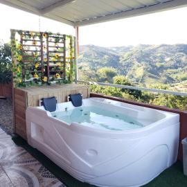 Magnof cabaña con Jacuzzi, отель в городе Гуатапе