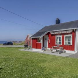 Cozy Seaside Cabin in the Heart of Bud, хотел в Bud